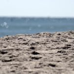 Couches successives entre le sable, la mer et le ciel